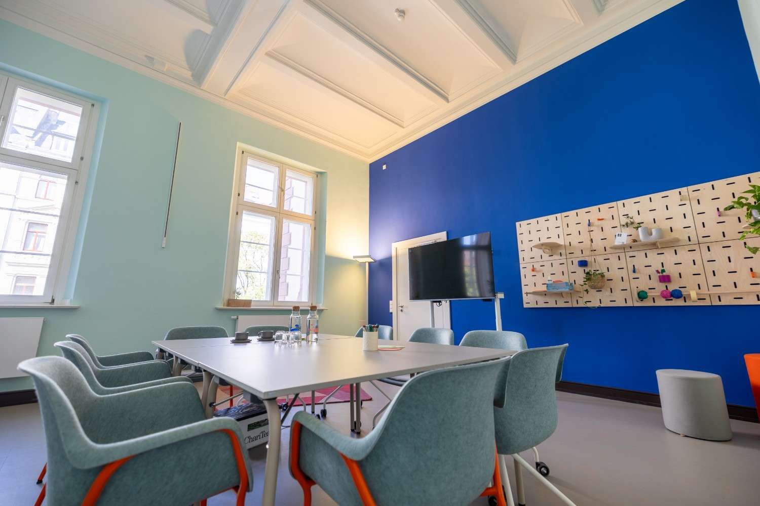Besprechungsraum mit blauer Wandfarbe und fröhlicher Einrichtung