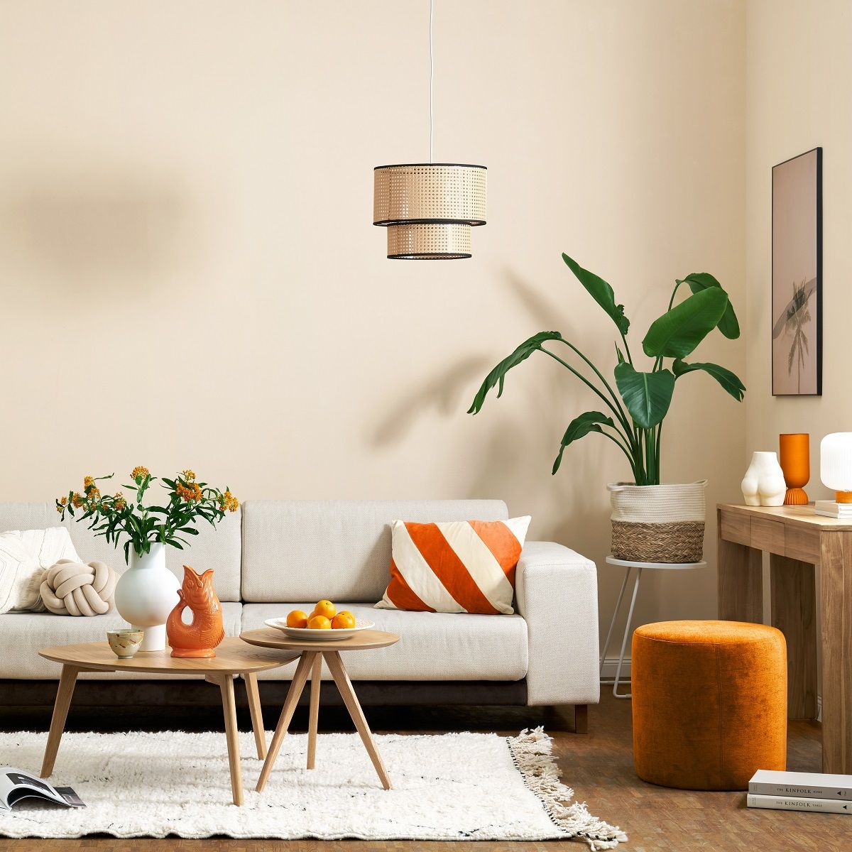 Wandfarbe Beige Creamy Silk nachhaltig von Mynt mit weißem Stoffsofa, Pflanzen und Teppich im Wohnzimmer.